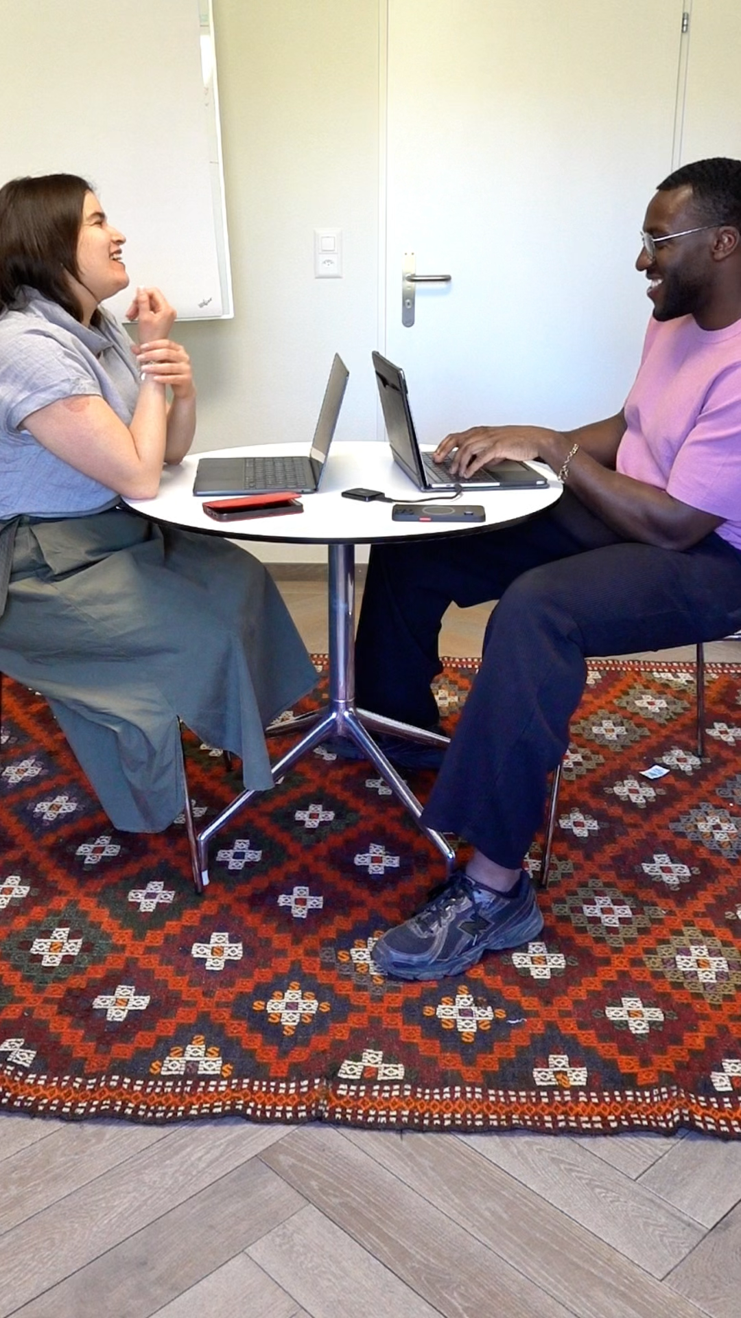 Yasemin Josefina Akkus and Barry Azihuwa collaborating during a working session